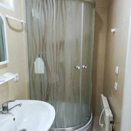 卡马妮娜旅馆 *